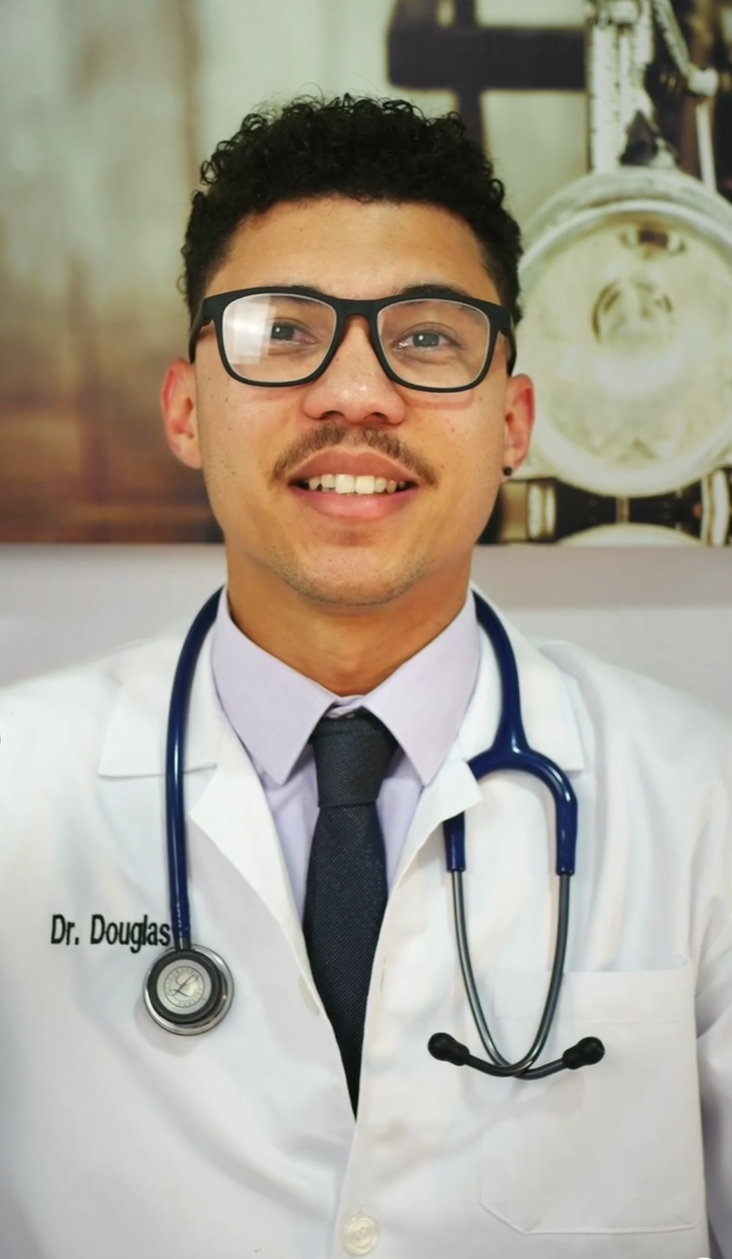 Dr. Douglas Espinosa en bata medica